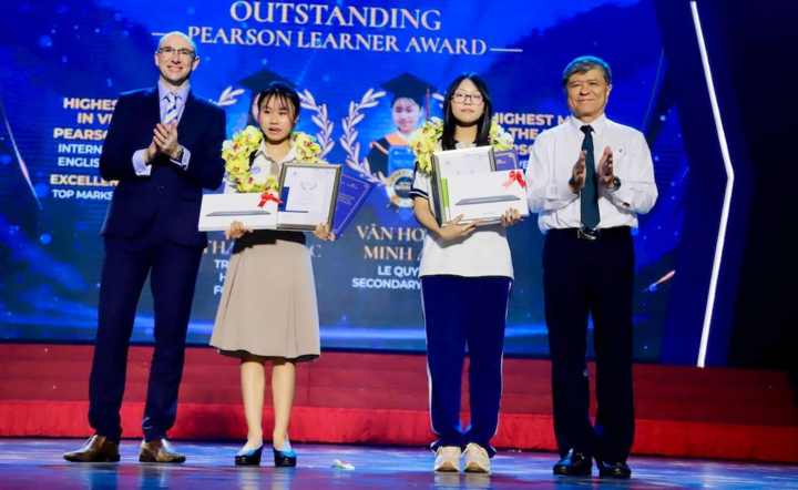 Van Hoang Minh Anh (ที่สองจากซ้าย) และ Tran Ha Thanh Truc (ที่สองจากขวา) ได้รับใบรับรอง Pearson Edexcel