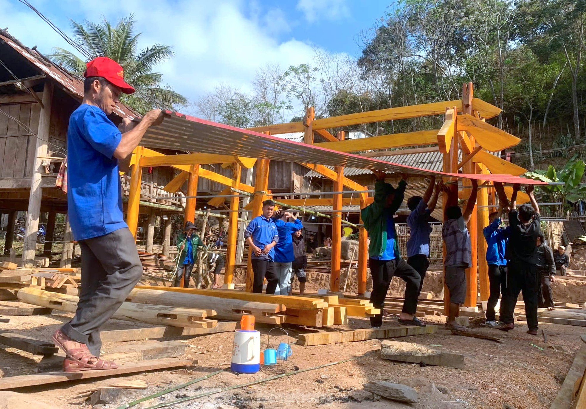 Young people contribute to building houses for poor households photo 2