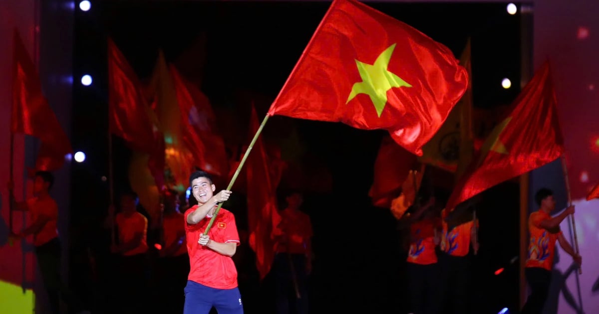 Duy Manh et Hai Long recréent des moments historiques du football vietnamien