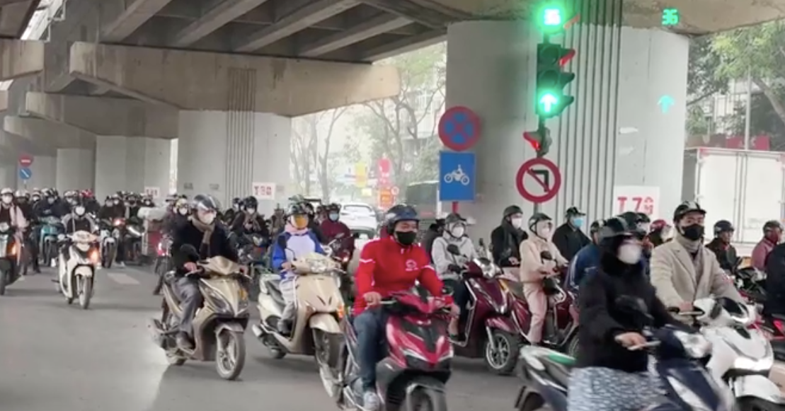 Hanoi reorganiza el tráfico en los cruces con luz verde, las motos siguen negándose a avanzar