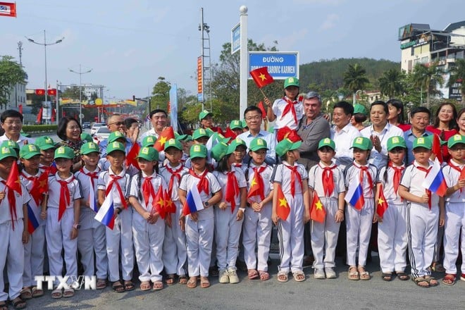 Phó Thủ tướng Lê Thành Long cùng các đại biểu dự lễ gắn biển tên đường Roman Lazarovic Karmen, thành phố Điện Biên Phủ. (Ảnh: TTXVN)