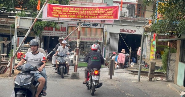 Start removing the self-opened railway crossing through Bien Hoa