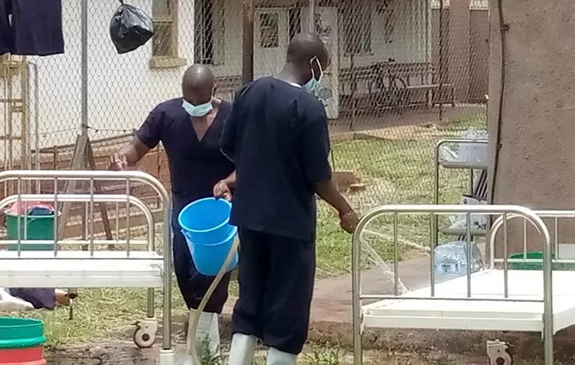 Nhân viên y tế làm việc tại trung tâm điều trị bệnh nhân mắc Ebola ở bệnh viện Mubende, Uganda. (Nguồn: THX/TTXVN)