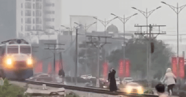 Two women "pose" on the railway tracks, train has to brake suddenly