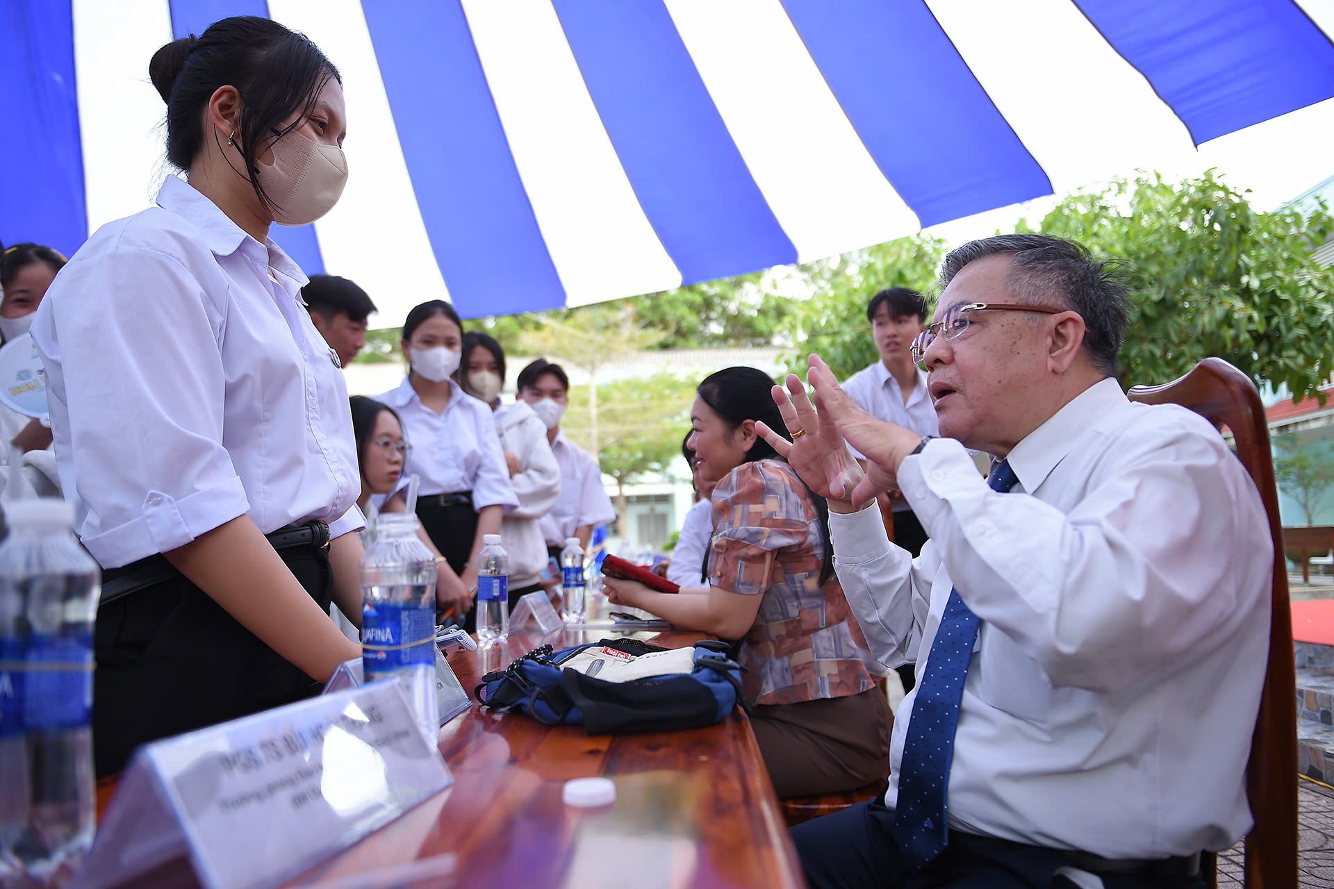 Học sinh Cà Mau hỏi 'học gì để phát triển vuông tôm, ao cá?' - Ảnh 2.