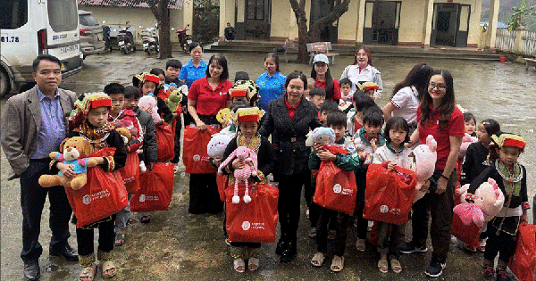 Offrir des cadeaux aux étudiants de l'ethnie Dao à Thai Nguyen