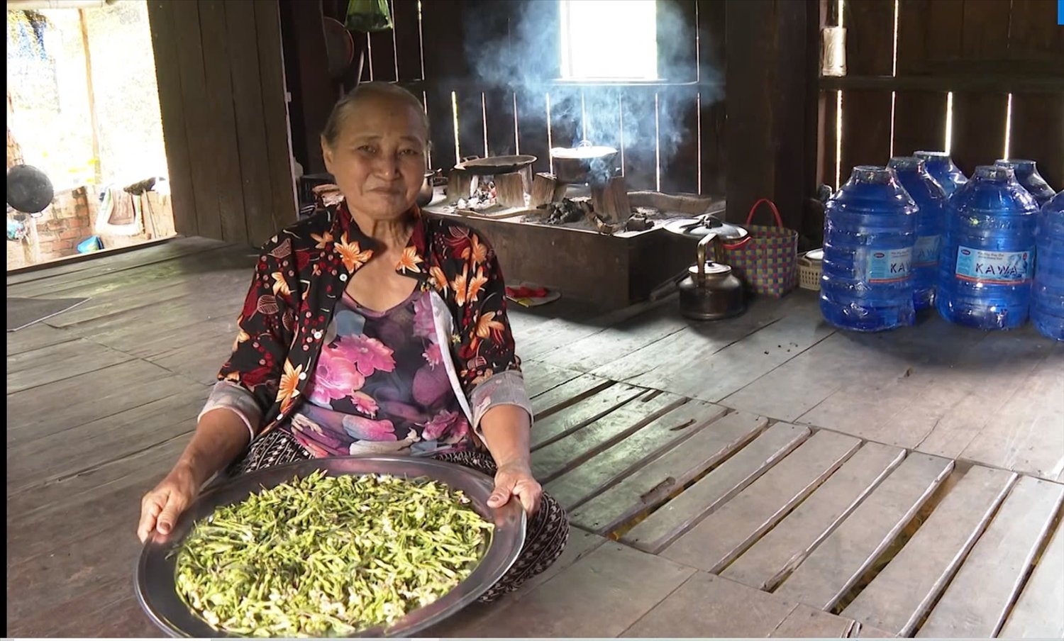 Bà Ay Me nấu canh hoa rù rì với gạo để cho ra món canh bột của người Lào tại Buôn Đôn