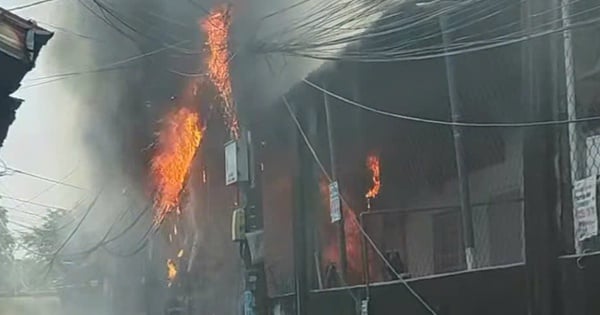 Fire in boarding house in Thu Duc, 2 people burned