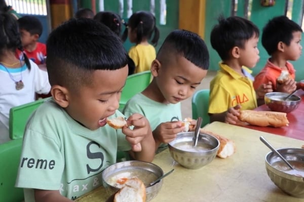 A partir del 1 de mayo, los estudiantes de minorías étnicas y de zonas montañosas recibirán apoyo para alimentación, vivienda y arroz.