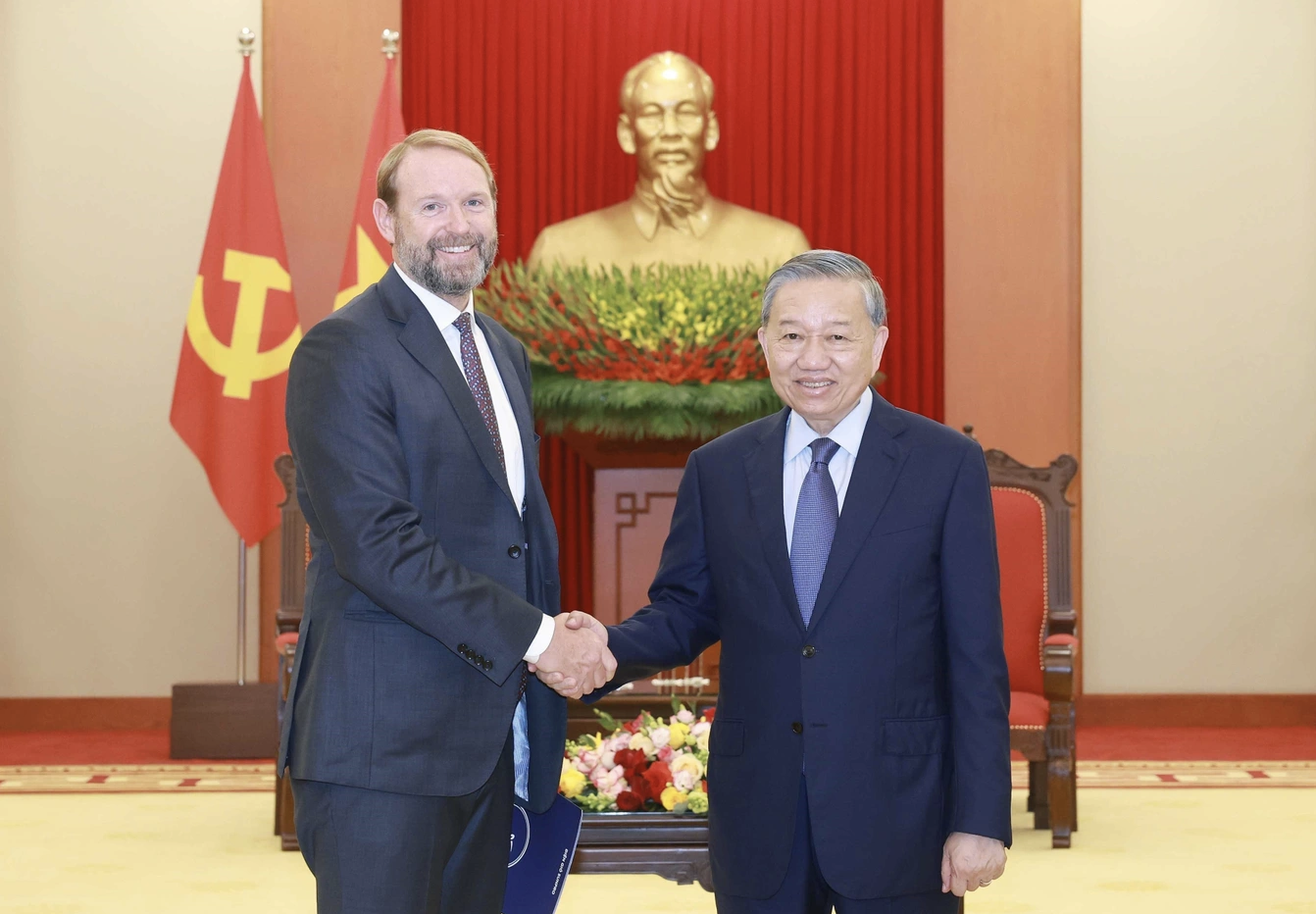 General Secretary suggests US energy group expand investment in Vietnam