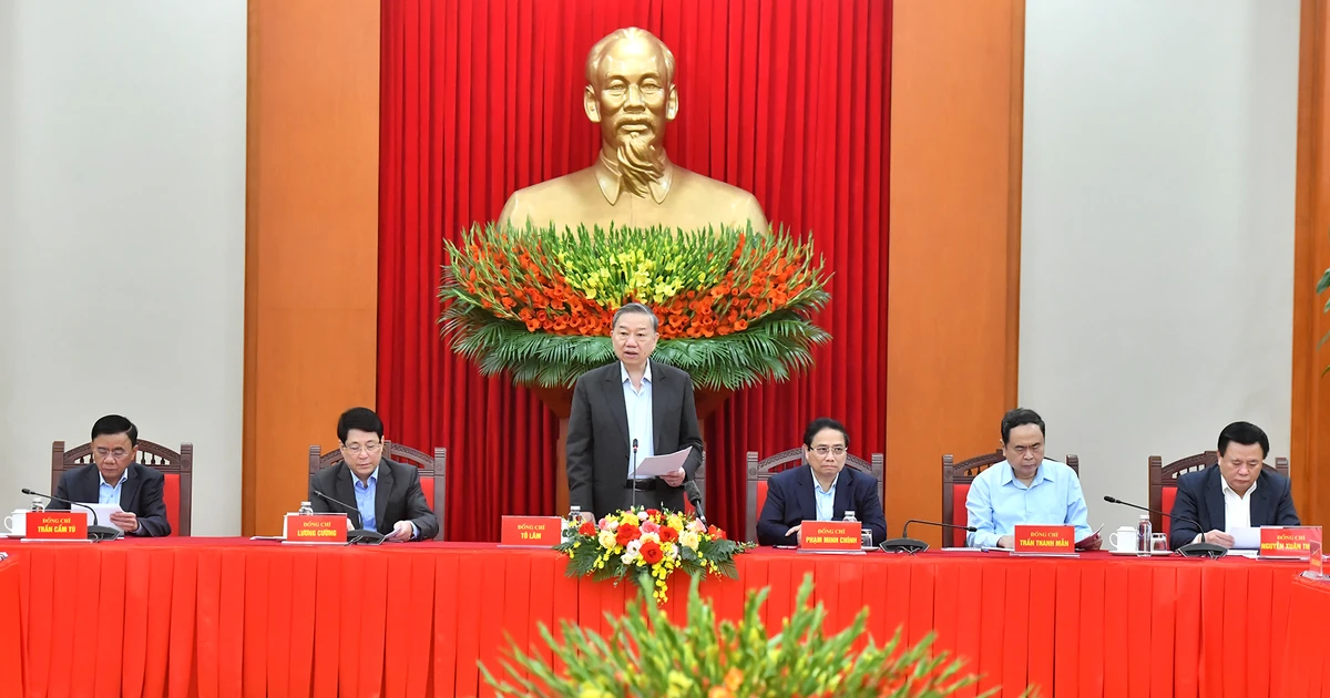 【写真】党第14回全国代表大会文書小委員会の会議を主宰するト・ラム書記長