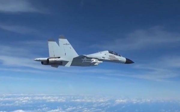 中国海軍の飛行機が演習中に墜落