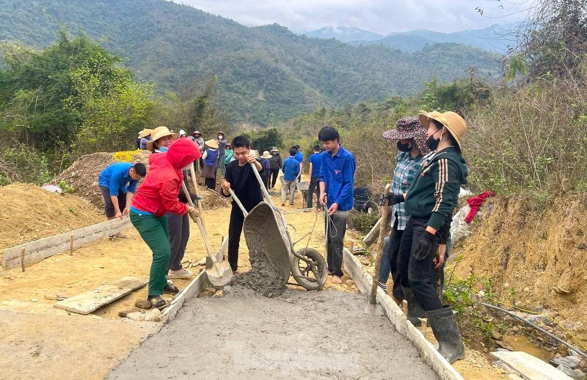 若者が貧困世帯の住宅建設に貢献する写真13