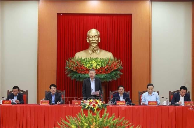 Generalsekretär To Lam, Vorsitzender des Dokumentenunterausschusses des 14. Nationalkongresses der Partei, spricht. Foto: Thong Nhat/VNA