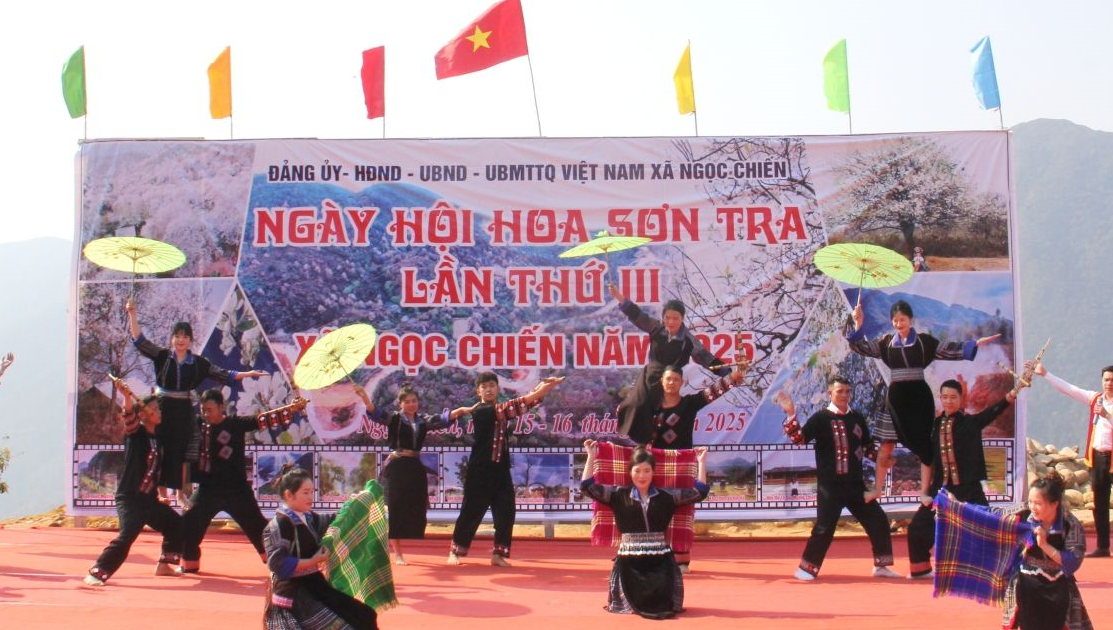 Bewundern Sie die blühenden Weißdornblüten in Ngoc Chien