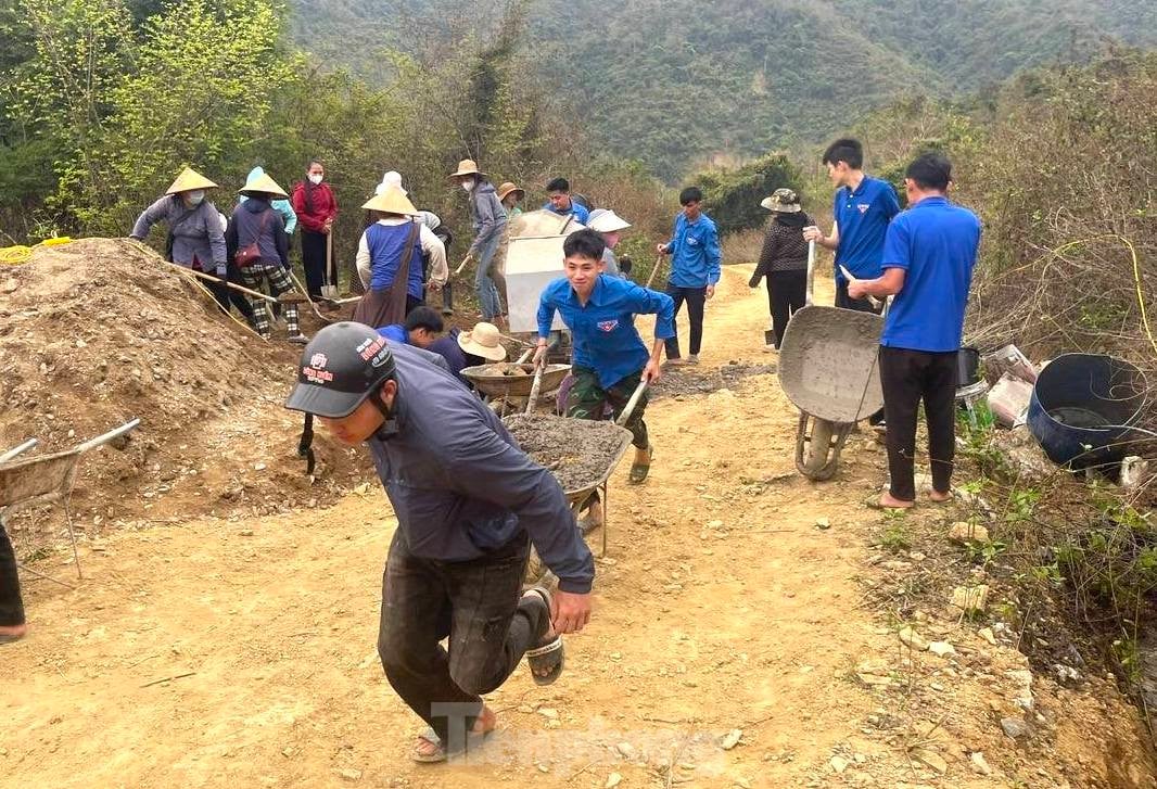 若者が貧困世帯の住宅建設に貢献する写真12