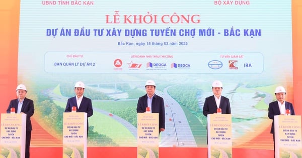 Minister Tran Hong Minh gave the order to start construction of Cho Moi road.