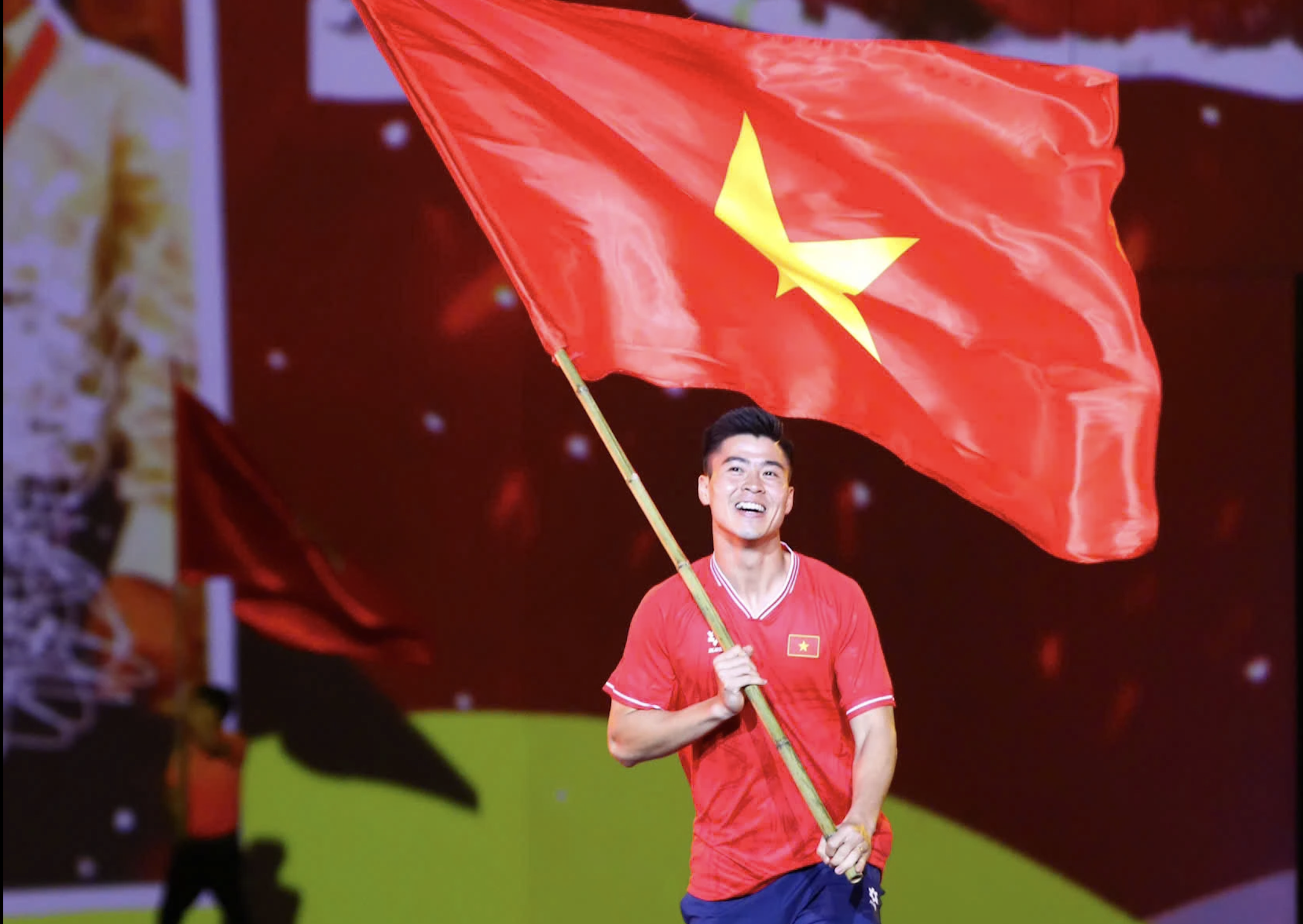 Duy Manh et Hai Long recréent des moments historiques du football vietnamien