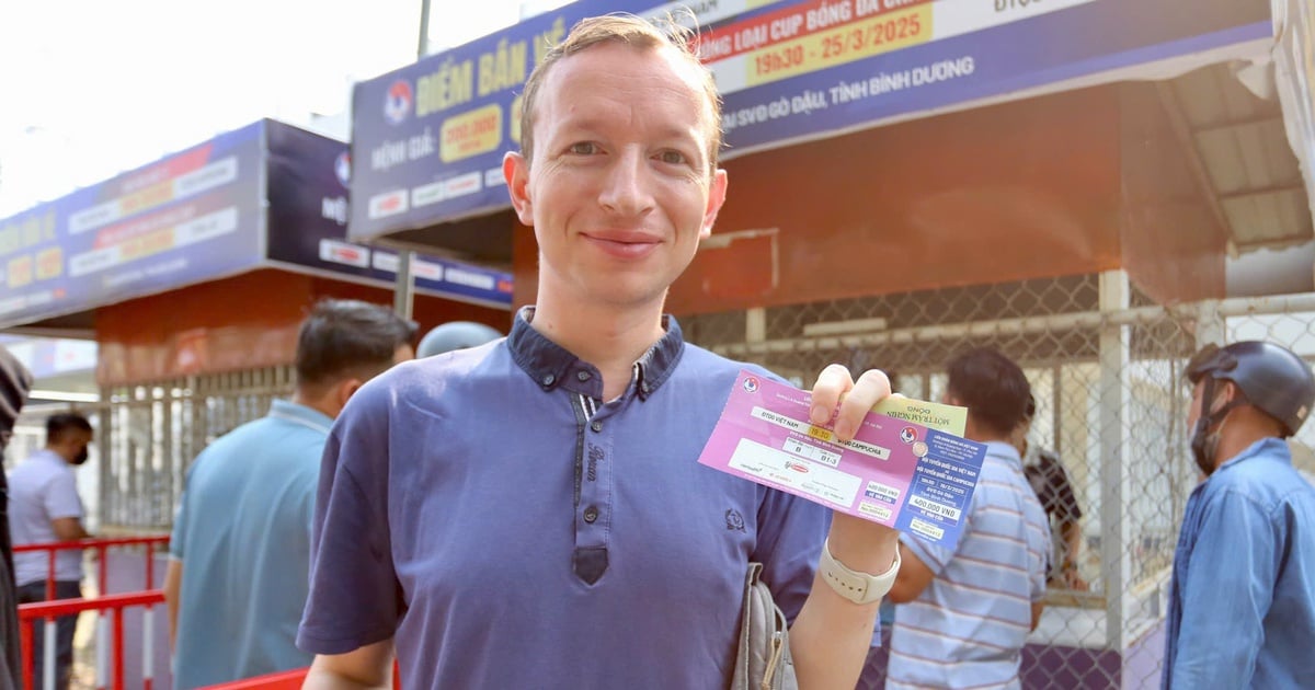 Eager spectators lined up to buy tickets to watch the Vietnamese team play Cambodia and Laos.