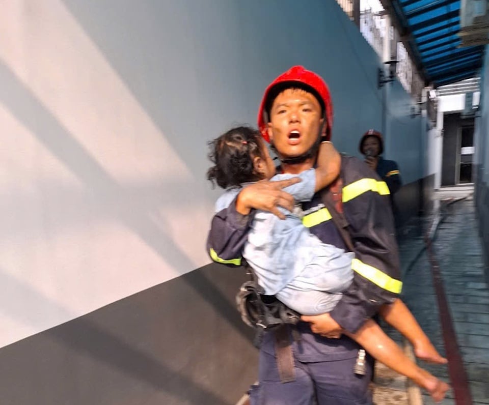 Ein Kind wurde von der Polizei sicher gerettet. Foto: PC07