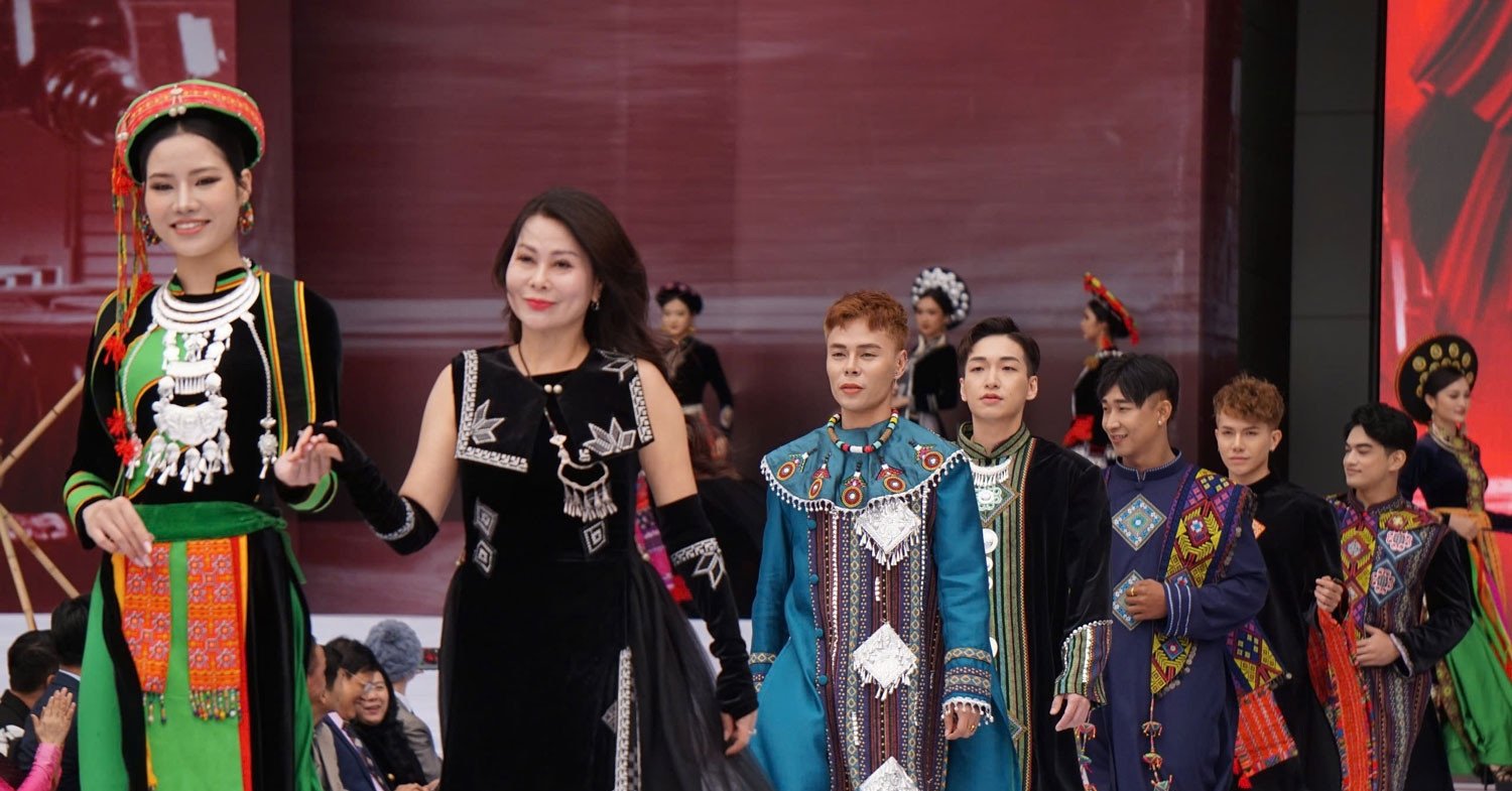 999 Schönheitsköniginnen und -könige aus verschiedenen Ländern nahmen an der Fashion Week in Vietnam teil