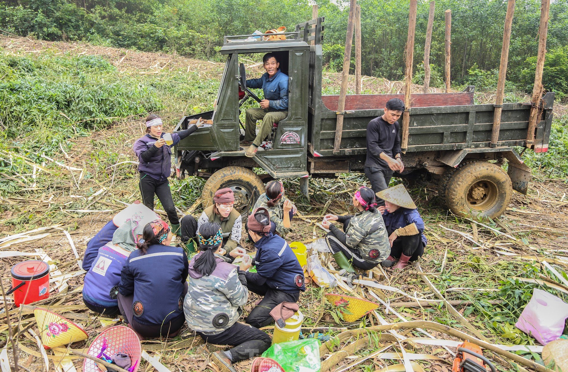 Die harte Arbeit der „Akazienholzarbeiter“ in der Bergregion von Ha Tinh Foto 14