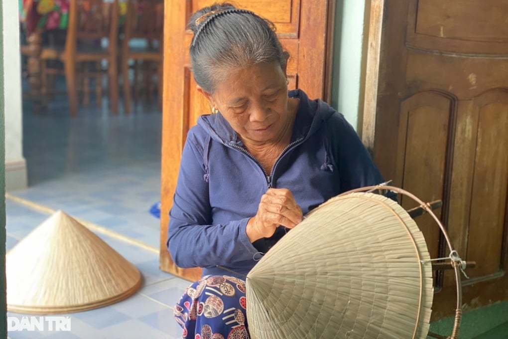 Những thợ nón cuối cùng giữ biểu tượng phụ nữ tần tảo, nét đẹp làng quê - 1