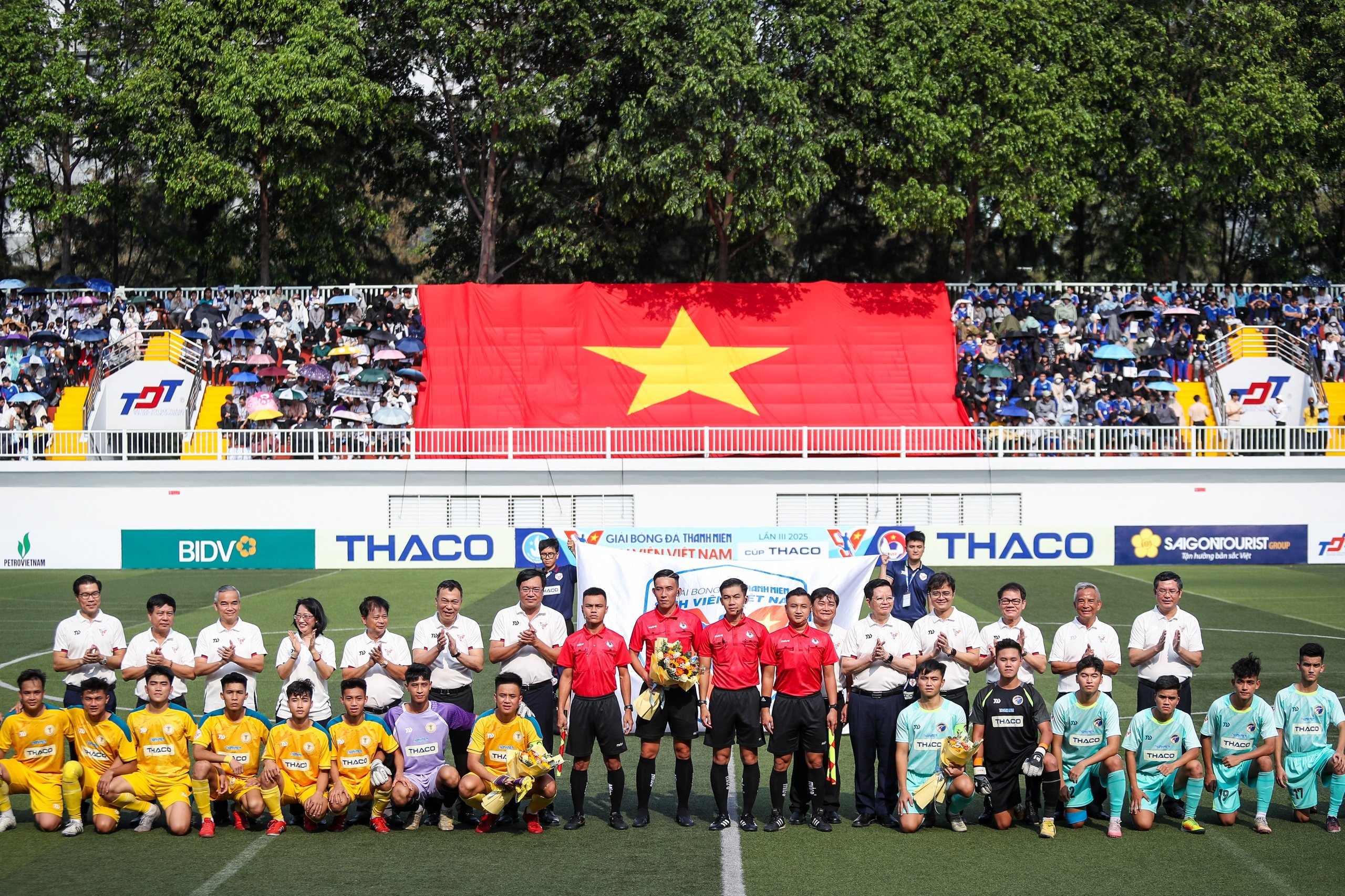 Mang đại kỳ ra sân cổ vũ nhà vô địch TNSV THACO cup 2025 - Ảnh 1.