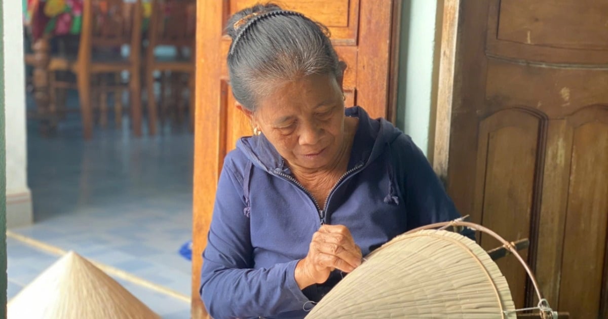 The last hat makers keep the symbol of hard-working women and the beauty of the countryside.