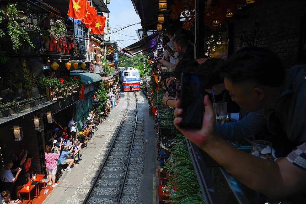 Pourquoi le café de la rue du train à Hanoi est-il à nouveau bondé ?