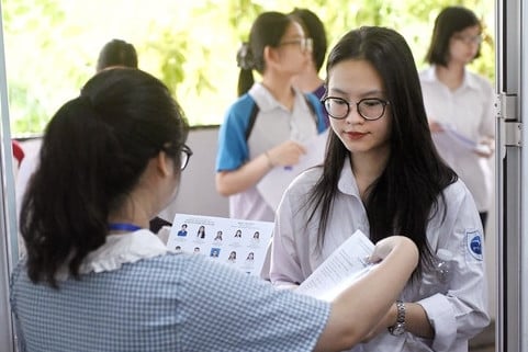 역사교육 전공자를 모집하지만 역사과목을 요구하지 않는 학교