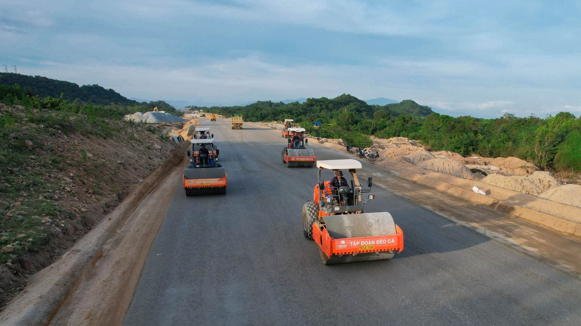 Báo in ngày 16-3: Du lịch Việt Nam trên đà bứt phá- Ảnh 2.