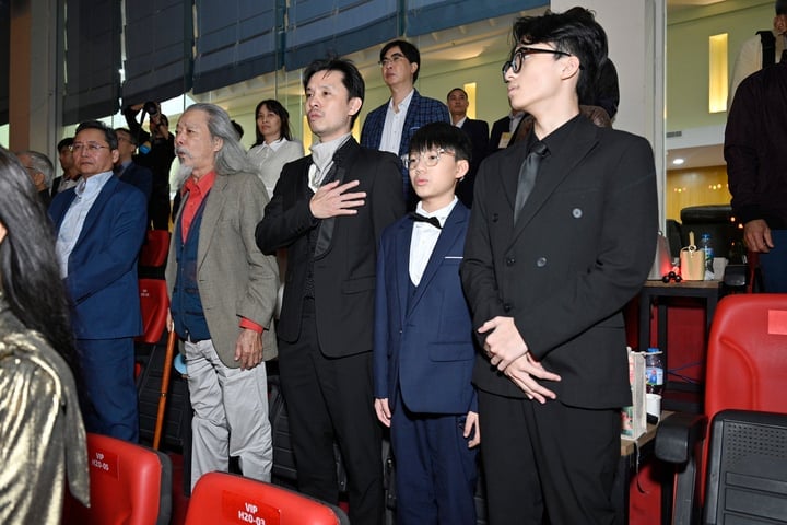 Tres generaciones del músico Van Cao se sintieron conmovidas al cantar el Himno Nacional en el Estadio My Dinh.