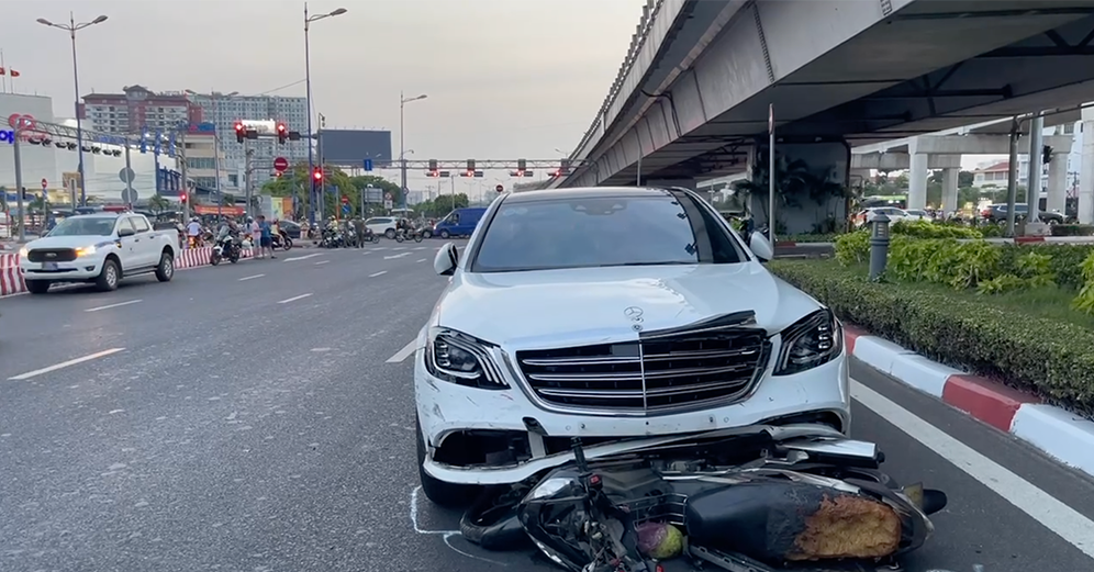 Une conductrice de Mercedes a fondu en larmes après avoir percuté une série de motos arrêtées à un feu rouge.