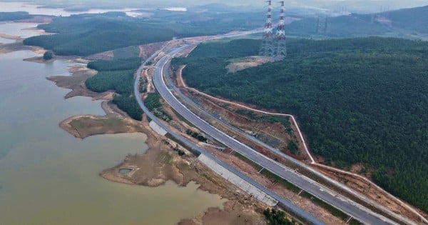 Sonne und Regen auf der Nordautobahn überwinden