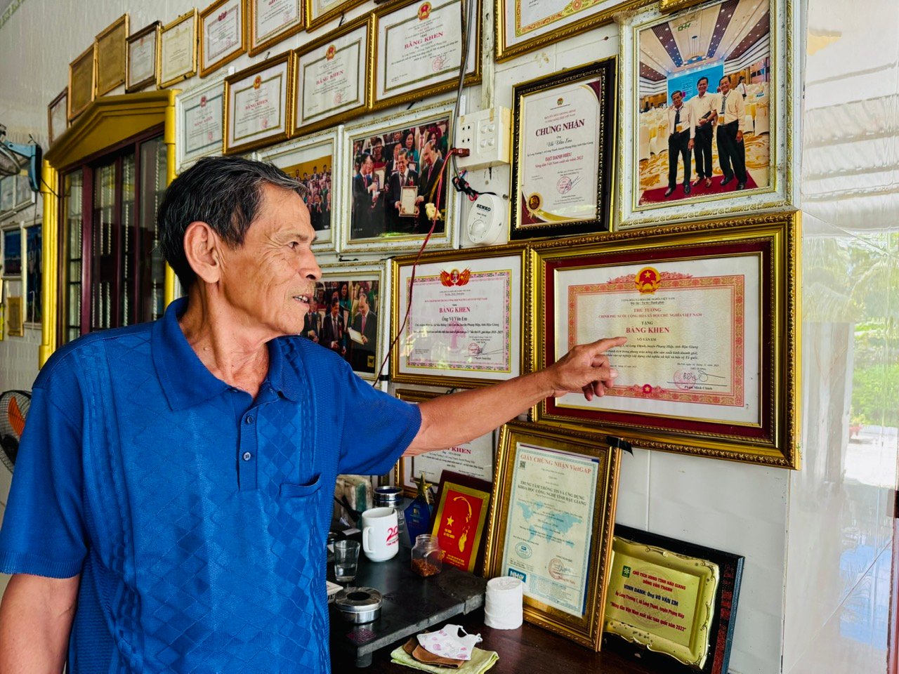 Un agricultor de Hau Giang recibió un Certificado al Mérito del Primer Ministro por cultivar durian fuera de temporada a buenos precios - Foto 1.