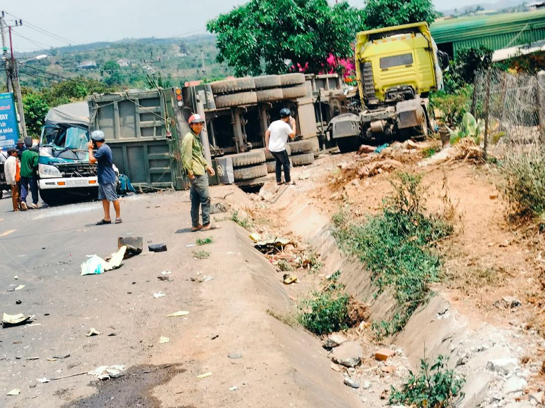 Tai nạn kinh hoàng giữa 4 ô tô ở Đắk Nông- Ảnh 1.