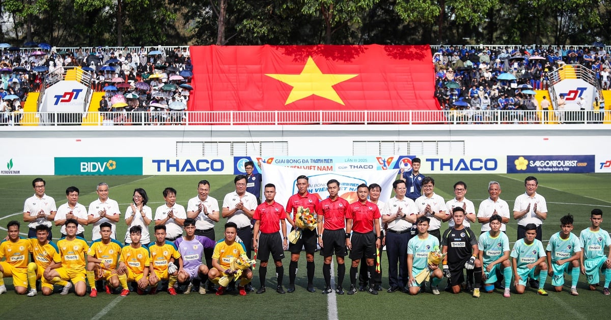 Imagen conmovedora de la bandera en el partido final de la Copa TNSV THACO 2025