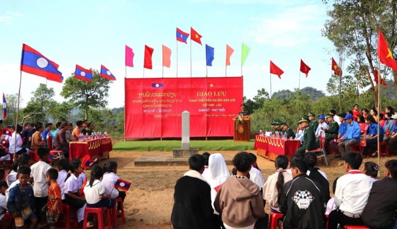 Tháng Ba Biên giới: Nhiều hoạt động giao lưu, khám bệnh, cấp phát thuốc cho người dân Lào