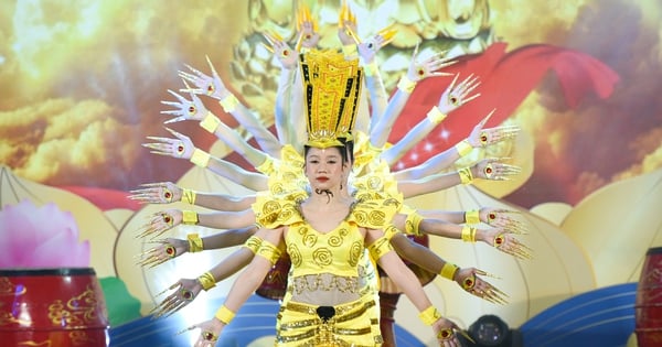 Flower float parade across Dragon Bridge on the opening day of the 2025 Quan The Am Festival