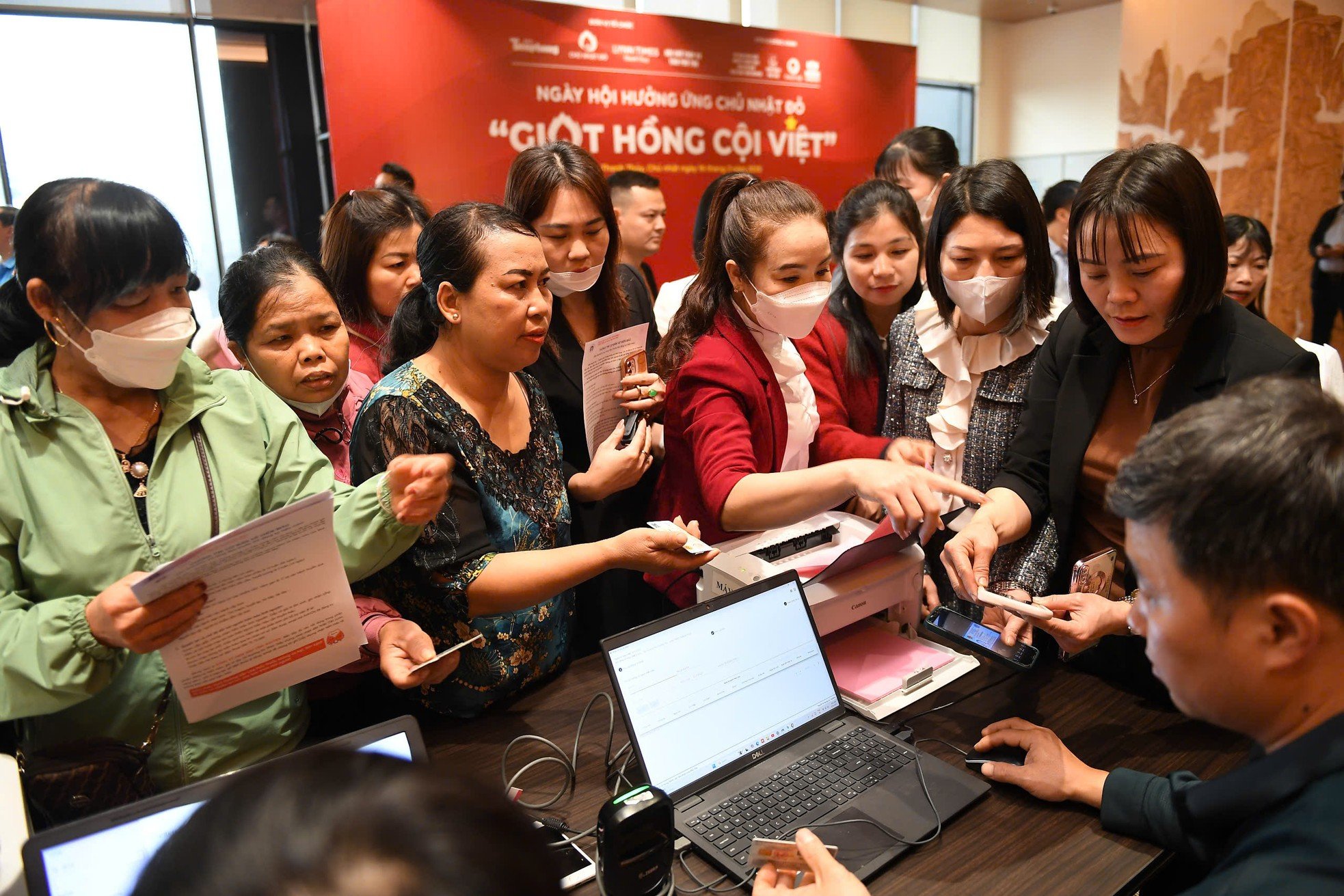 Las 'gotas de sangre vietnamitas' avivan las llamas del entusiasmo y difunden el noble acto de donar sangre para salvar vidas. Foto 12