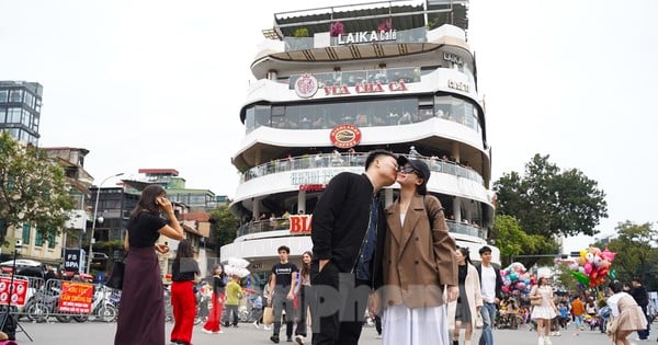 Les Hanoïens et les touristes affluent vers « Shark Jaws » pour prendre des photos