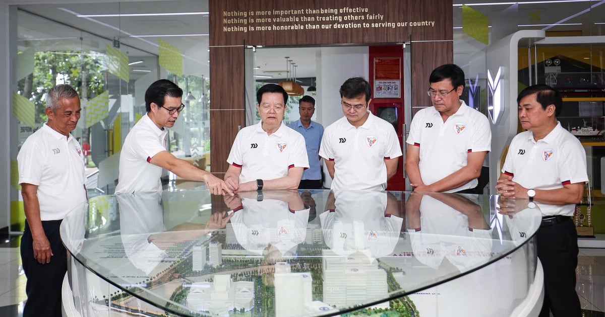 Le vice-Premier ministre Mai Van Chinh visite l'Université Ton Duc Thang