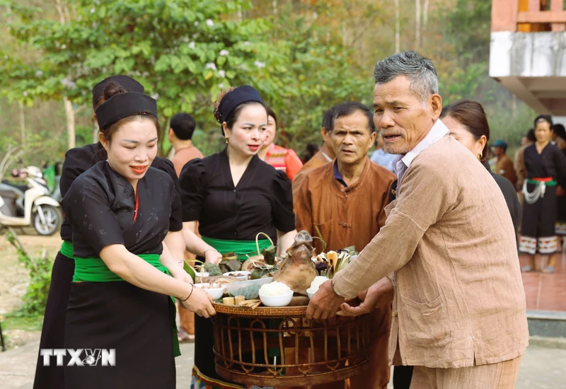 ពិធីបុណ្យផ្គរលាន់ដំបូងនៃឆ្នាំរបស់ជនជាតិ O Du នៅ Nghe An៖ បួងសួងឲ្យមានការច្រូតកាត់