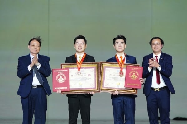 15,000 people sing the national anthem together, setting a Vietnamese record