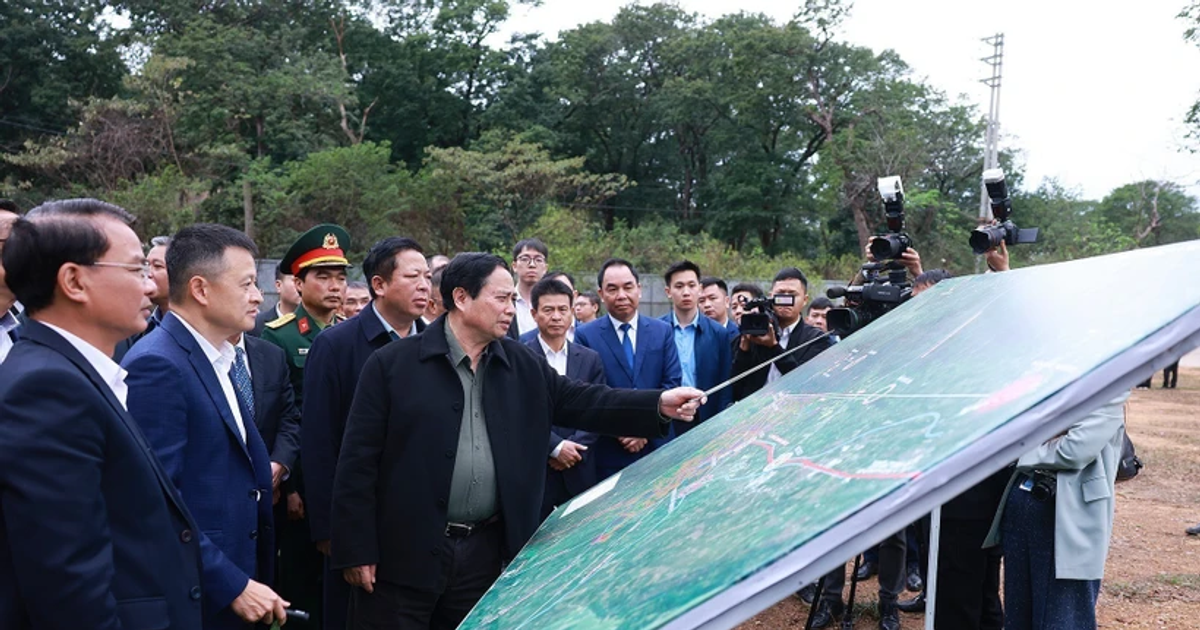 El primer ministro Pham Minh Chinh visita y supervisa proyectos clave en la provincia de Vinh Phuc.