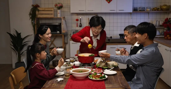 Une mère qui n'avait jamais cuisiné a soudainement retroussé ses manches et s'est mise à cuisiner. Son fils a apprécié ce qu'elle lui avait préparé et a pleuré pendant deux jours.