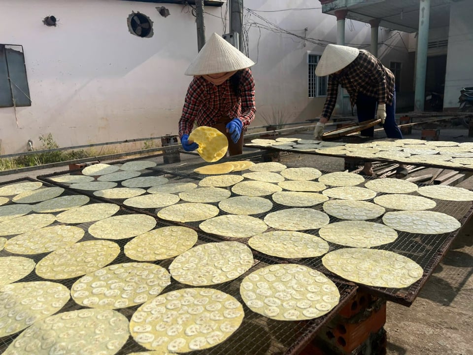 Lo especial del papel de arroz es que los ingredientes se seleccionan cuidadosamente a partir de arroz glutinoso ceroso combinado con las hábiles manos del artesano para hacer un pastel crujiente y graso, que a los consumidores les encanta.