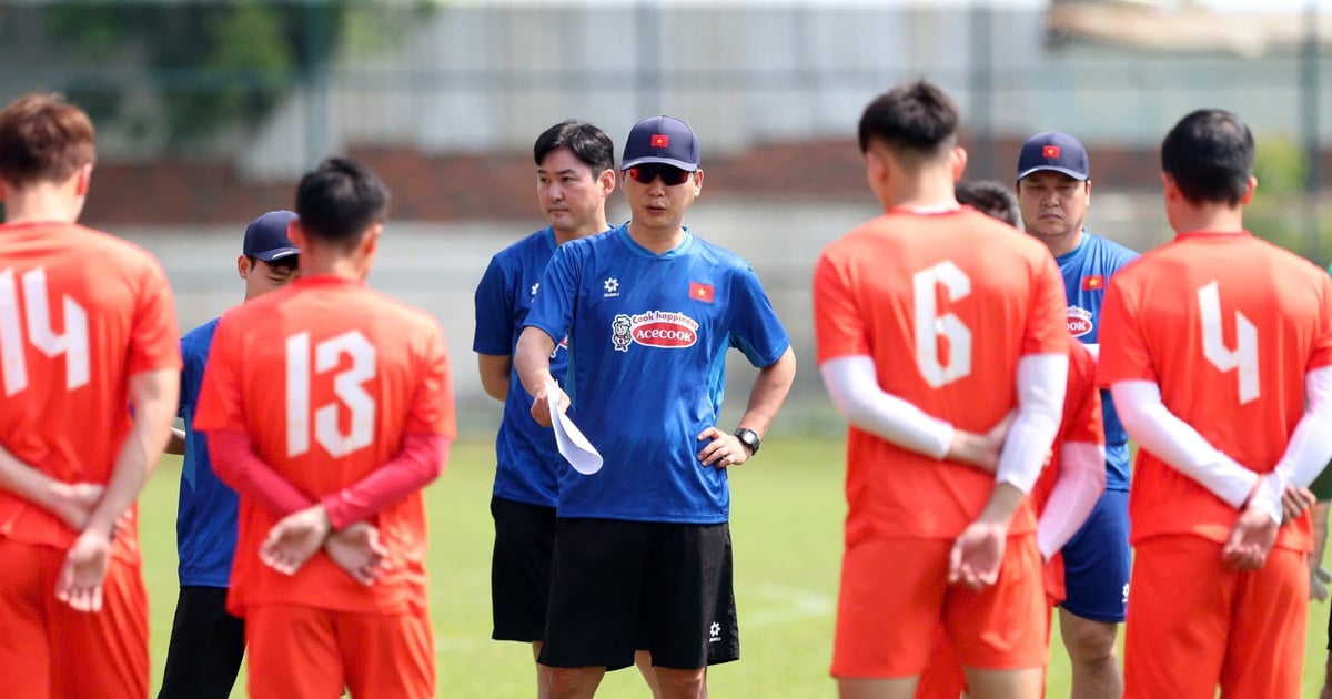 Fans von Binh Duong trotzen der Sonne, um einen Clip des vietnamesischen Teams zu drehen, Trainer Kim trifft eine überraschende Entscheidung