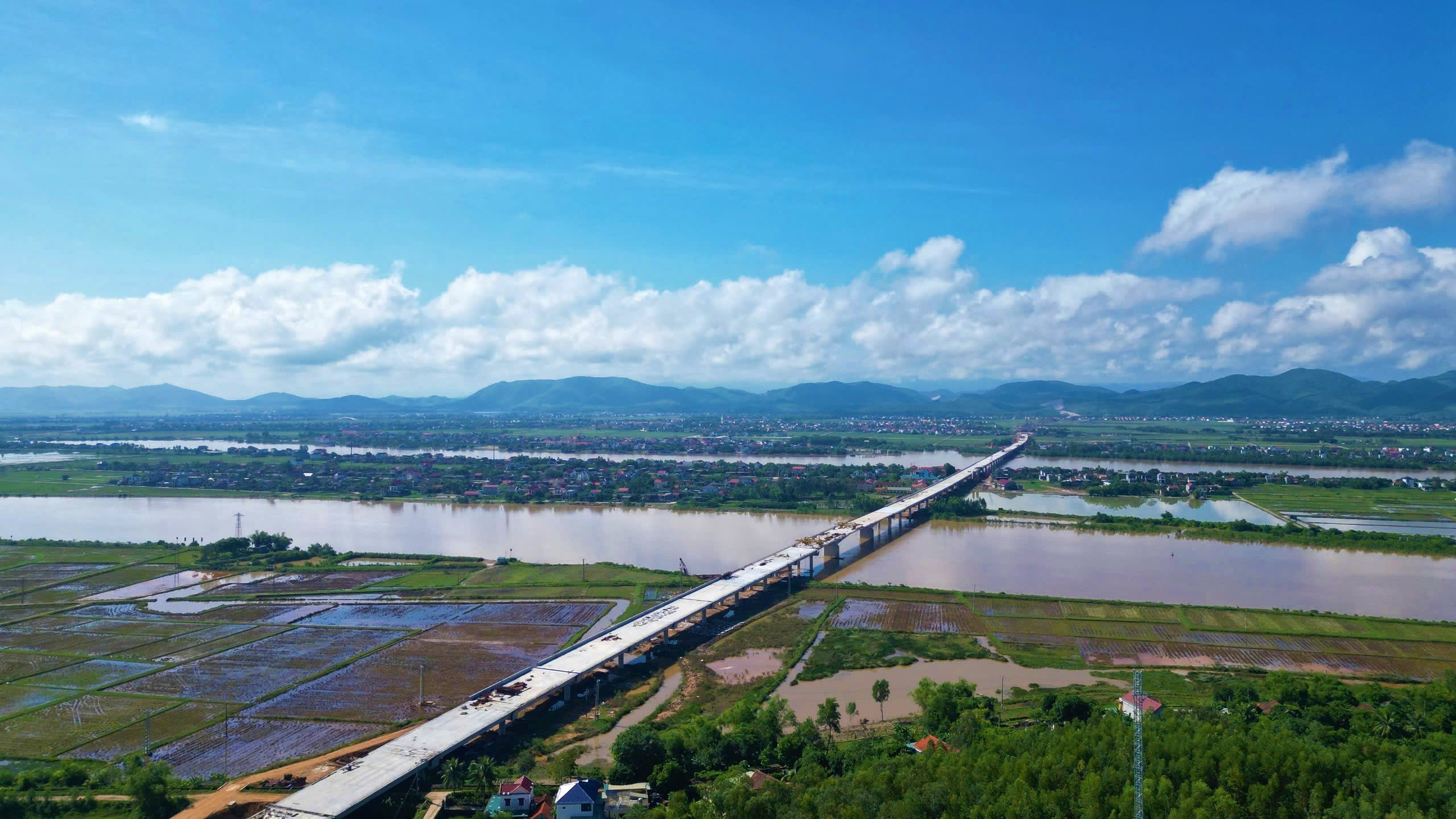 Vượt nắng thắng mưa trên cao tốc Bắc - Nam- Ảnh 3.